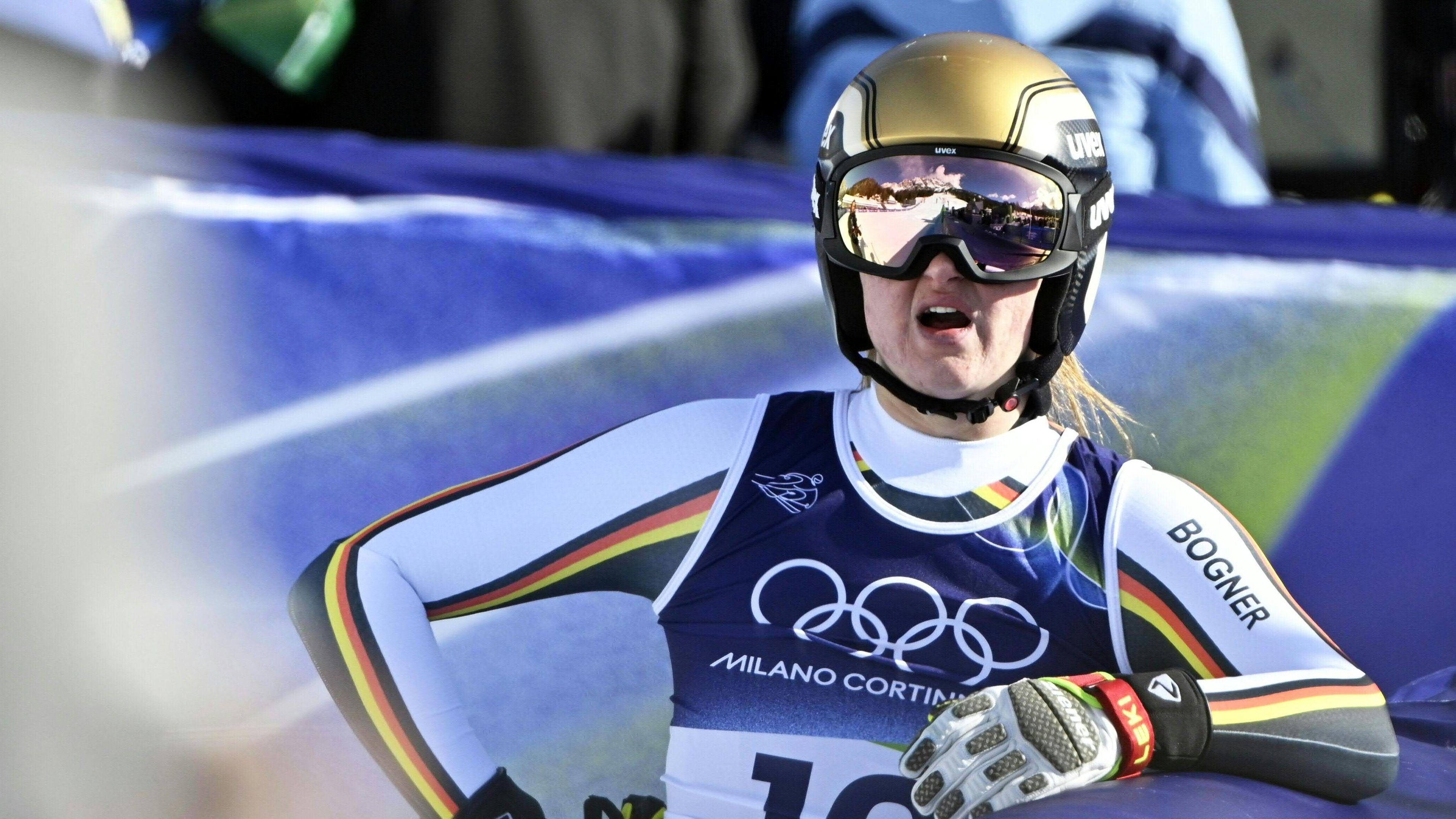 Emma Aicher nach der Abfahrt in Cortina d'Ampezzo