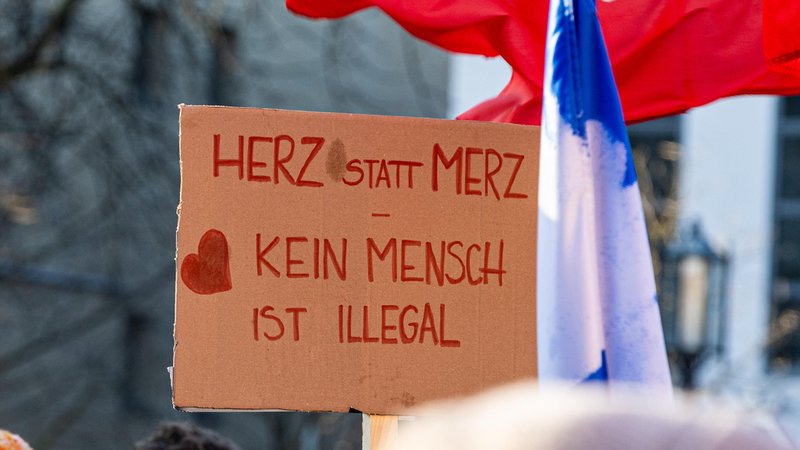Demo-Plakat mit der Aufschrift "Herz statt Merz - Kein Mensch ist illegal" (Archivbild) | Bild: picture alliance / Bonn.digital | Marc John Demo-Plakat mit der Aufschrift "Herz statt Merz - Kein Mensch ist illegal" (Archivbild)