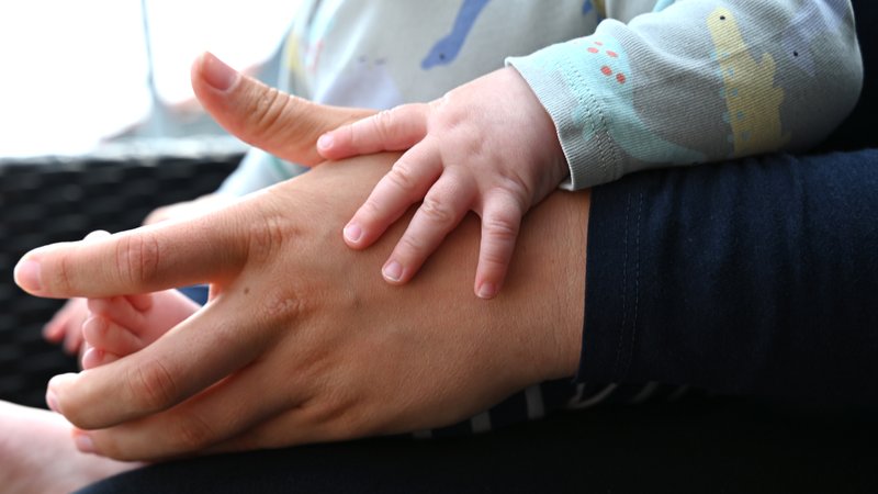 Hand eines Babys auf der Hand der Mutter (Symbolbild) | Bild: pa/dpa/Elisa Schu Hand eines Babys auf der Hand der Mutter (Symbolbild)