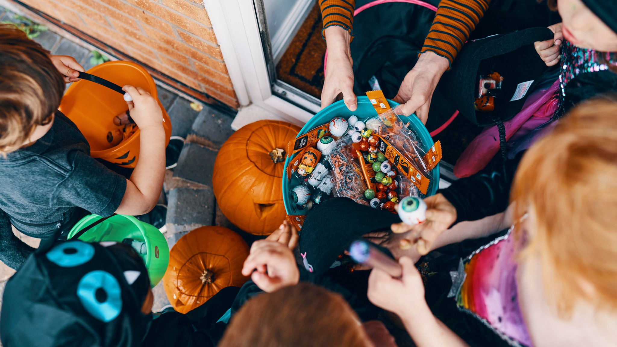 Kinder sammeln Süßigkeiten an Halloween | Bild: picture alliance / PhotoCuisine RF | PhotoCuisine / Cultura Creative Kinder sammeln Süßigkeiten an Halloween