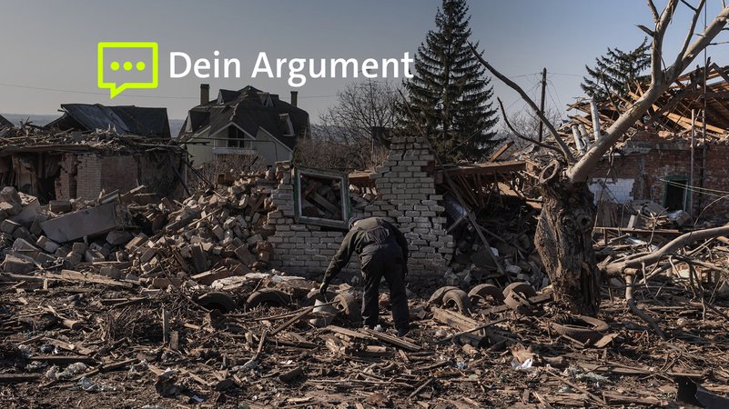 Anwohner entfernen Mitte Februar Trümmer aus ihrem Haus nach einem russischen Beschuss während des Krieges zwischen Russland und der Ukraine in Kostiantynivka. | Bild: picture alliance / Anadolu | Diego Herrera Carcedo Anwohner entfernen Mitte Februar Trümmer aus ihrem Haus nach einem russischen Beschuss während des Krieges zwischen Russland und der Ukraine in Kostiantynivka.