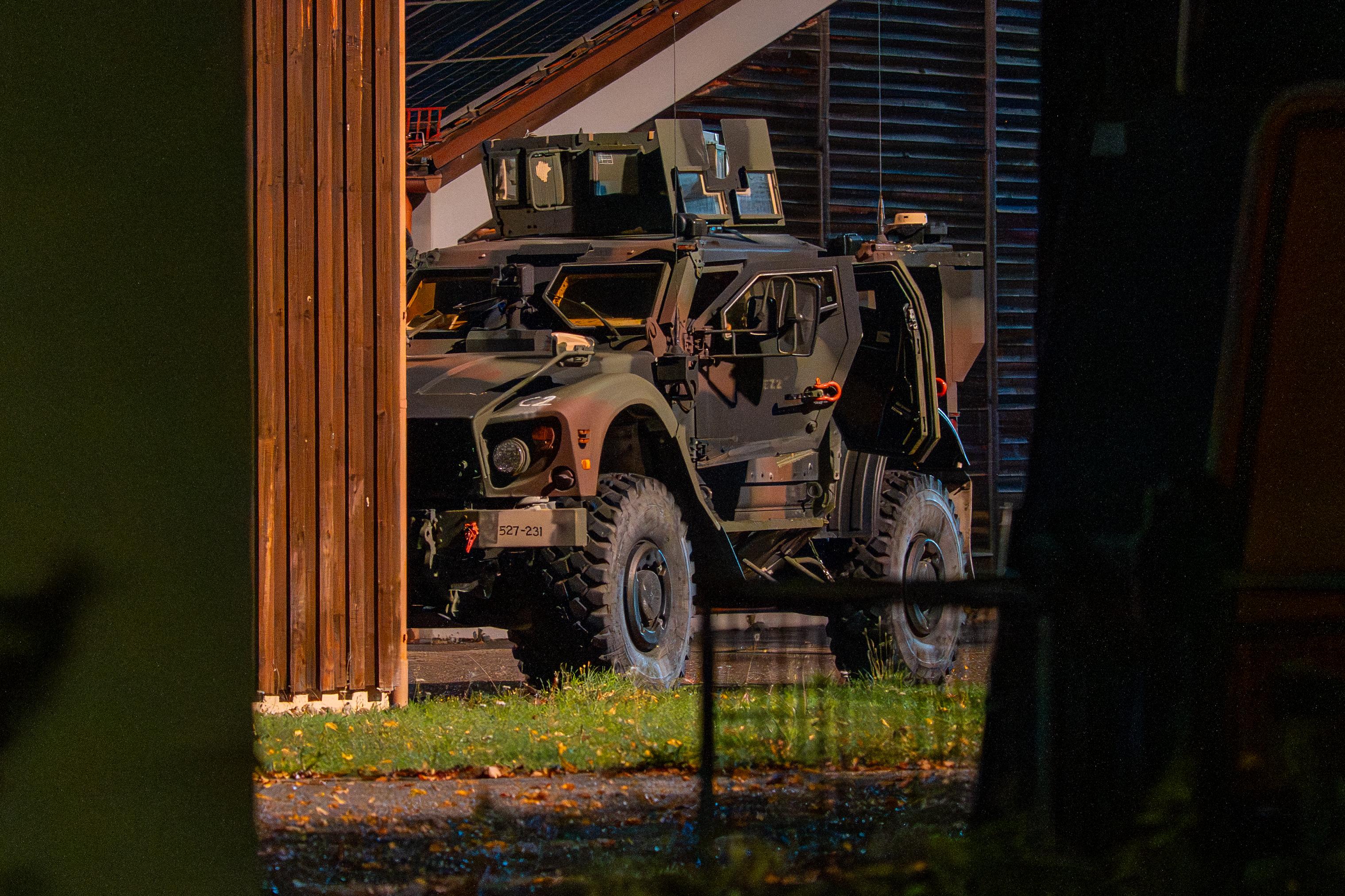 Ein gepanzertes Bundeswehrfahrzeug steht in der Nähe des Einsatzortes. Bei einer Übung ist ein Feldjäger nach Angaben der Bundeswehr angeschossen worden. Der Mann sei mit Verletzungen in ein Krankenhaus gebracht worden. Die Übung war den Angaben zufolge vorher angemeldet.