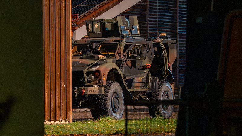Ein gepanzertes Bundeswehrfahrzeug steht in der Nähe des Einsatzortes. Bei einer Übung ist ein Feldjäger nach Angaben der Bundeswehr angeschossen worden. Der Mann sei mit Verletzungen in ein Krankenhaus gebracht worden. Die Übung war den Angaben zufolge vorher angemeldet. | Bild: NEWS5 / Lars Haubner Ein gepanzertes Bundeswehrfahrzeug steht in der Nähe des Einsatzortes. Bei einer Übung ist ein Feldjäger nach Angaben der Bundeswehr angeschossen worden. Der Mann sei mit Verletzungen in ein Krankenhaus gebracht worden. Die Übung war den Angaben zufolge vorher angemeldet.