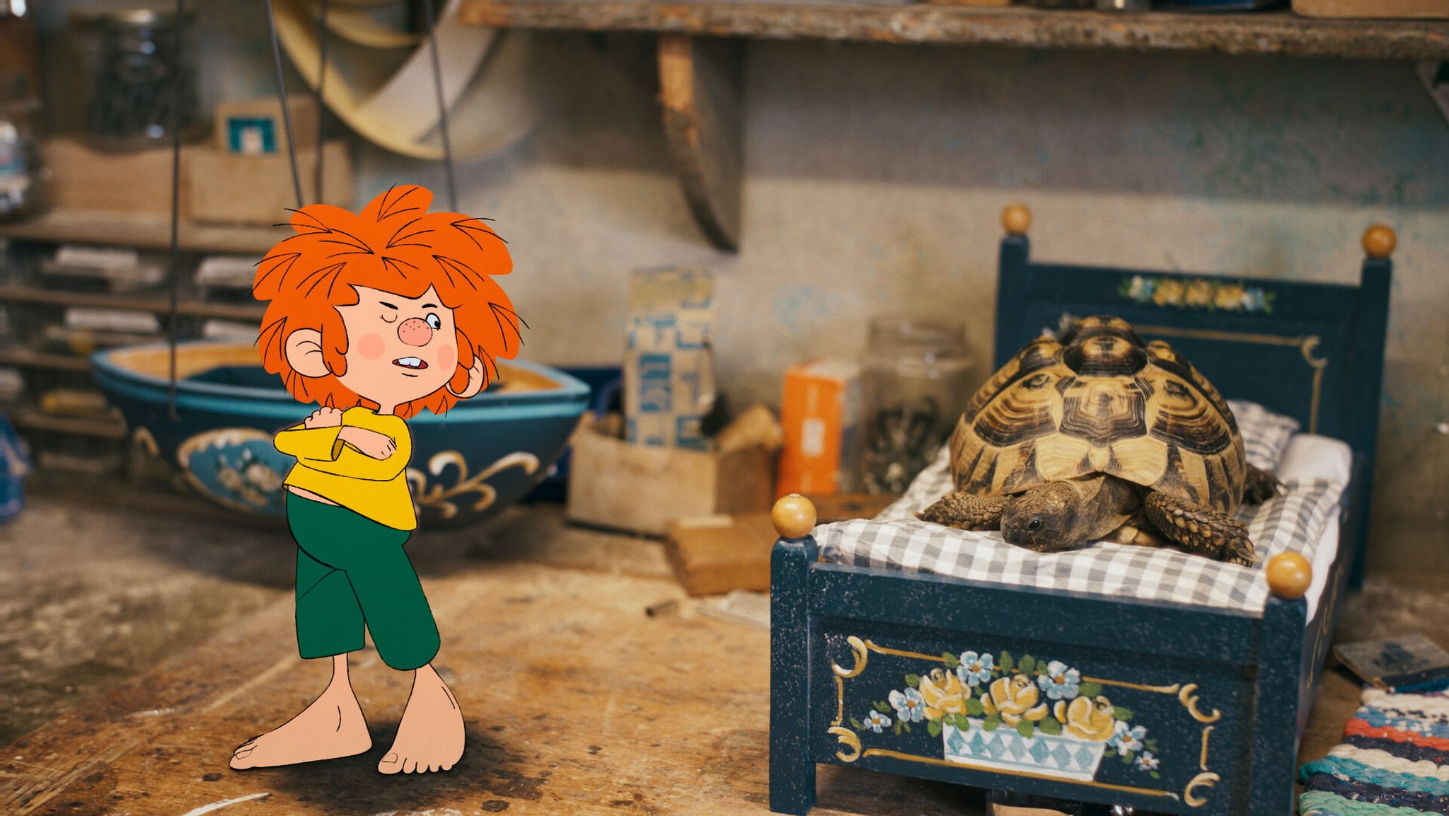 Szene aus dem Film "Pumuckl und das große Missverständnis": Zeichentrick-Kobold Pumuckl blickt skeptisch auf eine Schildkröte, die auf seinem Bett sitzt. | Bild: Constantin Film Szene aus dem Film "Pumuckl und das große Missverständnis": Zeichentrick-Kobold Pumuckl blickt skeptisch auf eine Schildkröte, die auf seinem Bett sitzt.