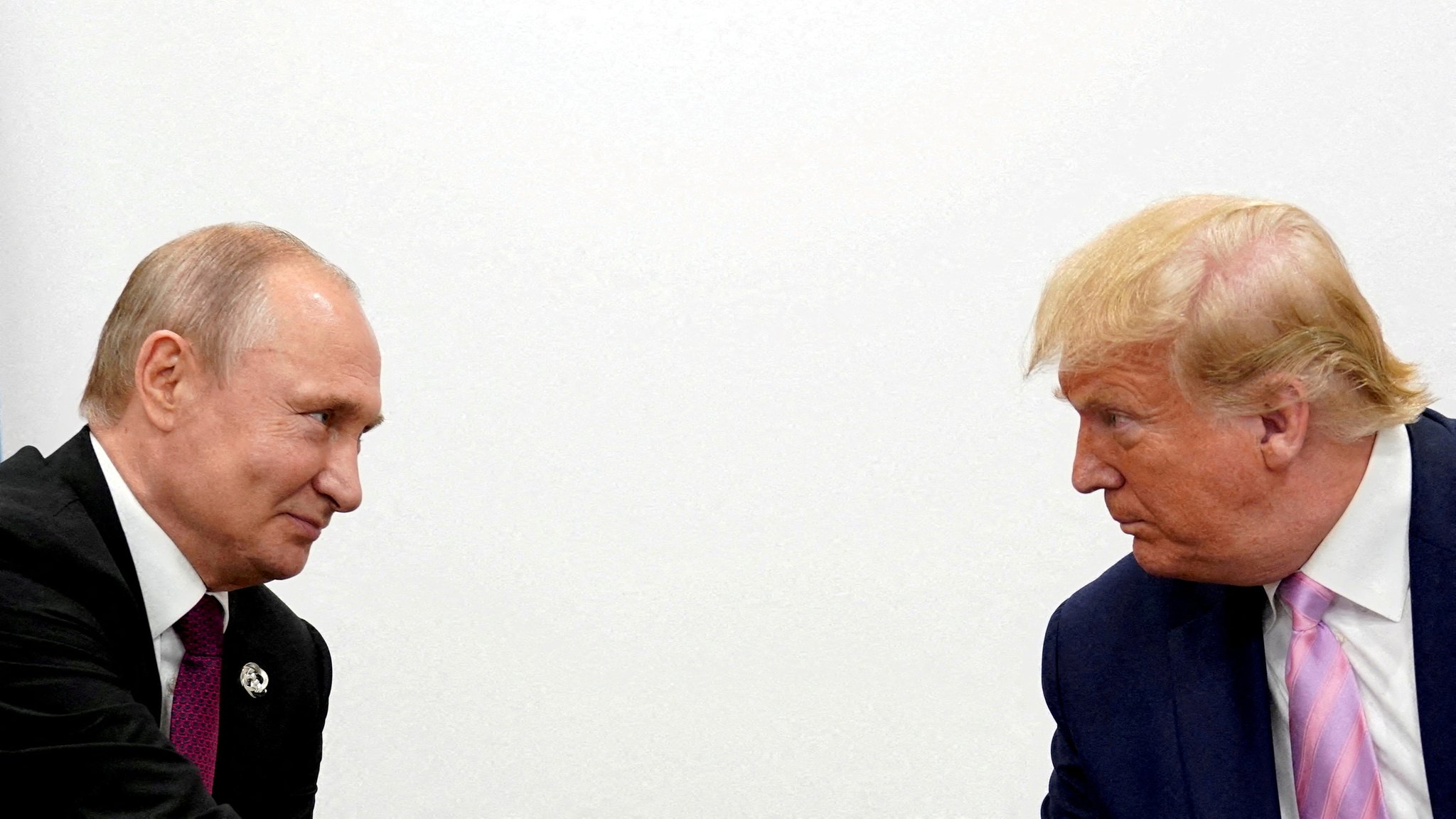 Archivbild: Putin (links) und Trump beim G20-Treffen im japanischen Osaka am 28. Juni 2019.