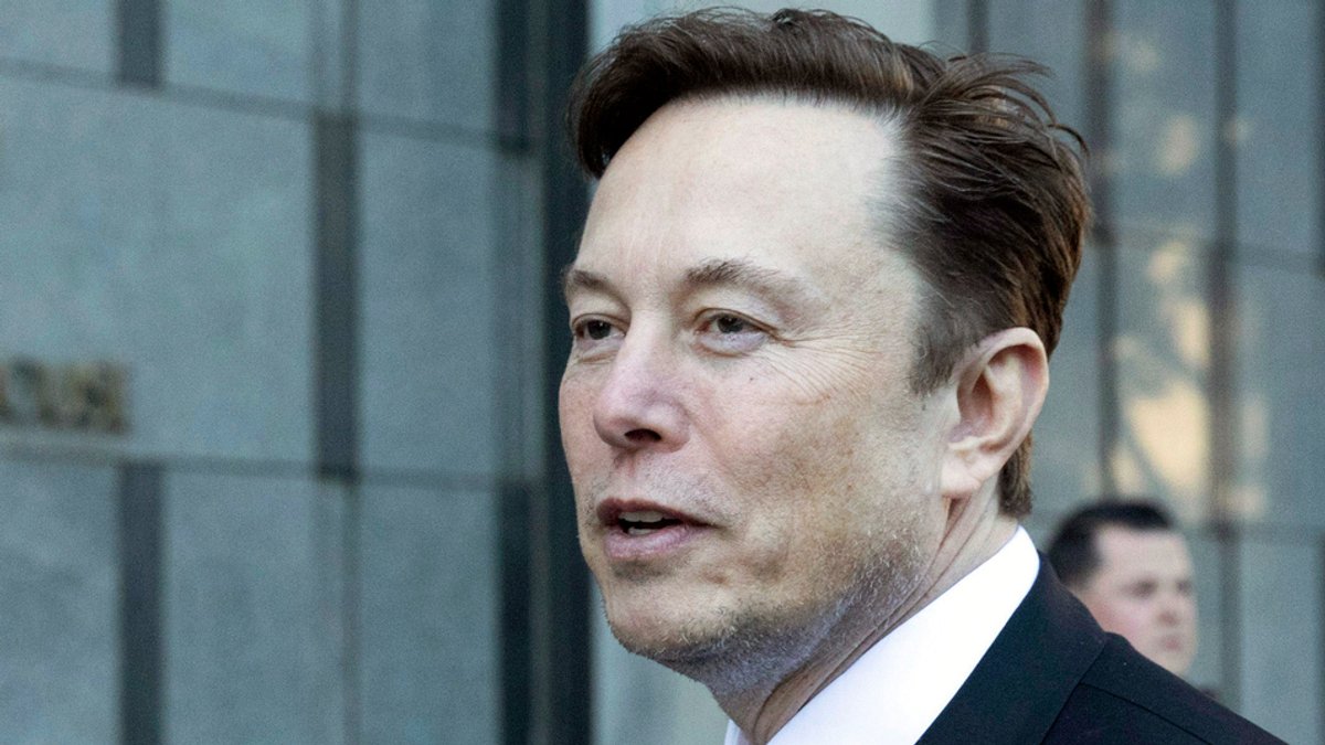 Elon Musk bekommt offenbar nicht genug von sich selbst. Seit Montag tauchen die Tweets des Twitter-Eigentümers in vielen Timelines des Kurznachrichtendienstes auf. Egal ob man dem Tesla-Milliardär folgt oder nicht.