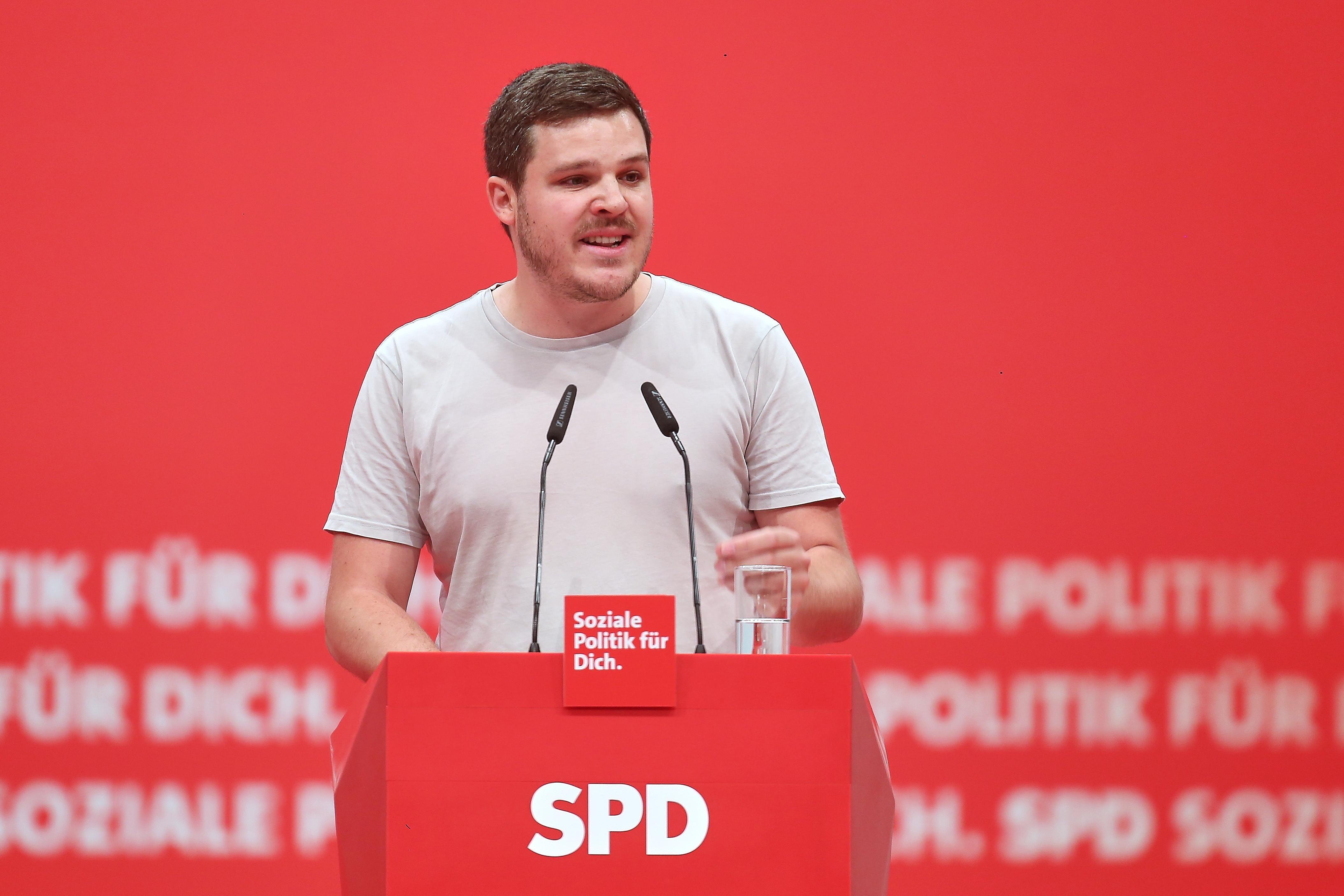 Benedict Lang, Chef der bayerischen Jusos, steht an einem Rednerpult