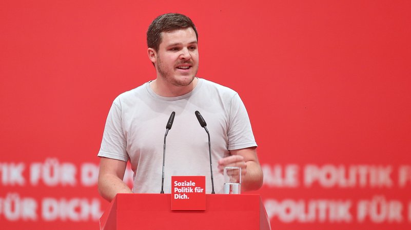 Benedict Lang, Chef der bayerischen Jusos, steht an einem Rednerpult | Bild: picture alliance / dts-Agentur Benedict Lang, Chef der bayerischen Jusos, steht an einem Rednerpult