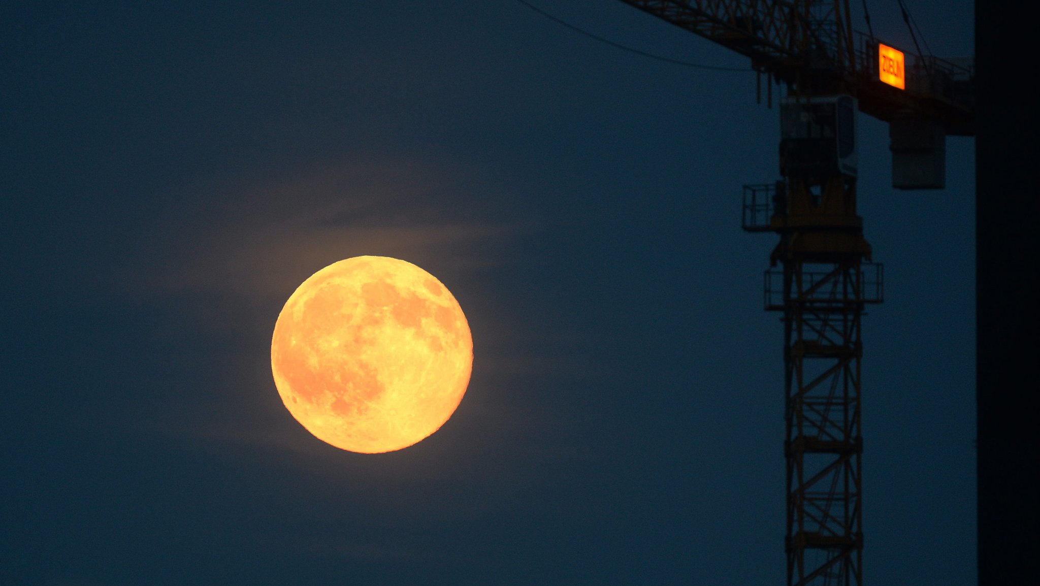 Symbolbild: Baukran vor Mond (Archivbild/20.06.2016) | Bild: 20.06.2016 Symbolbild: Baukran vor Mond (Archivbild/20.06.2016)