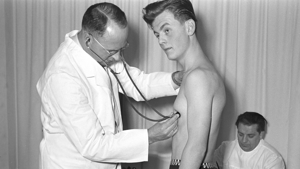 Bis heute ein wichtiges Untersuchungsinstrument der Mediziner: Das Stethoskop, hier Arzt bei der Untersuchung eines Wehrpflichtigen im Jahr 1957.