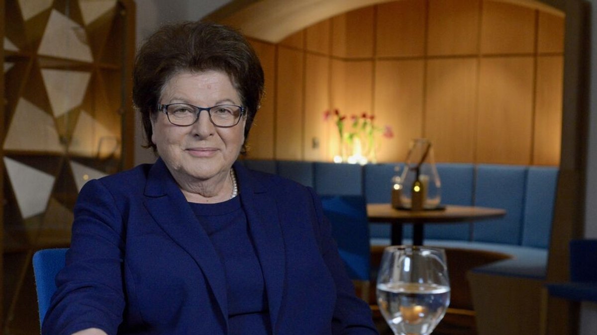 Barbara Stamm in der "guten Stube" des Bayerischen Landtags während eines Interviews im Jahr 2019 über ihre Anfänge.