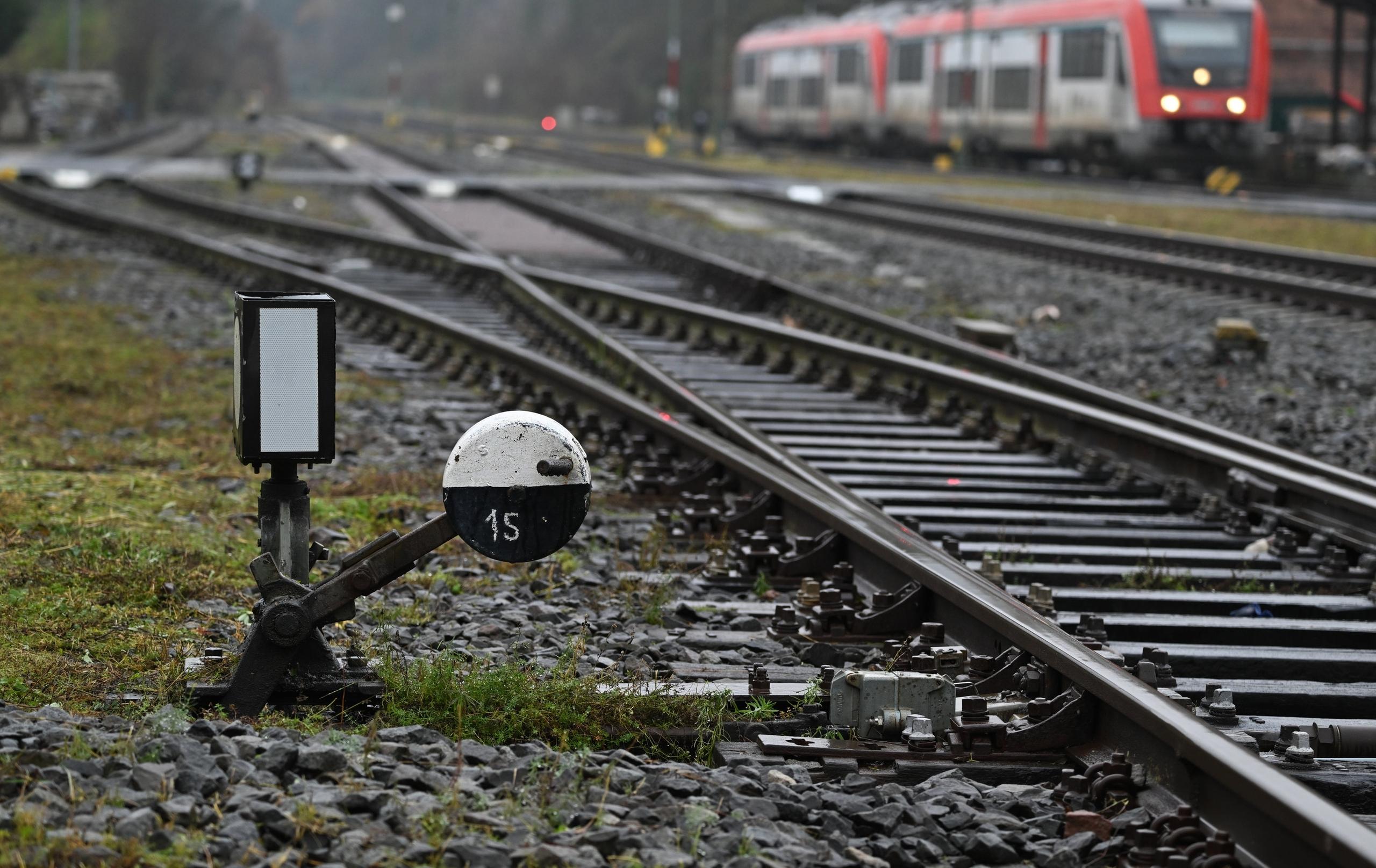 08.12.2023, Hessen, Wiebelsbach: Eine Weiche ist am Gleisbett des Bahnhofs  zu sehen. Die Gewerkschaft Deutscher Lokomotivführer (GDL) hat zu einem weiteren, 24-stündigen Warnstreik bei der Deutschen Bahn AG aufgerufen. Foto: Arne Dedert/dpa +++ dpa-Bildfunk +++