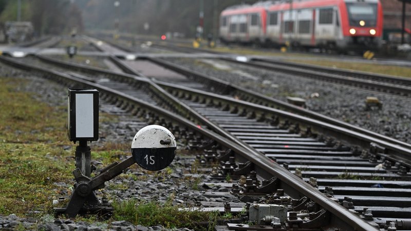 08.12.2023, Hessen, Wiebelsbach: Eine Weiche ist am Gleisbett des Bahnhofs zu sehen. Die Gewerkschaft Deutscher Lokomotivführer (GDL) hat zu einem weiteren, 24-stündigen Warnstreik bei der Deutschen Bahn AG aufgerufen. Foto: Arne Dedert/dpa +++ dpa-Bildfunk +++ | Bild: dpa-Bildfunk/Arne Dedert 08.12.2023, Hessen, Wiebelsbach: Eine Weiche ist am Gleisbett des Bahnhofs zu sehen. Die Gewerkschaft Deutscher Lokomotivführer (GDL) hat zu einem weiteren, 24-stündigen Warnstreik bei der Deutschen Bahn AG aufgerufen. Foto: Arne Dedert/dpa +++ dpa-Bildfunk +++