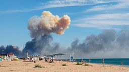Eine Rauchwolke über der Krim am Dienstag nach Explosionen. | Bild:dpa-Bildfunk/Uncredited