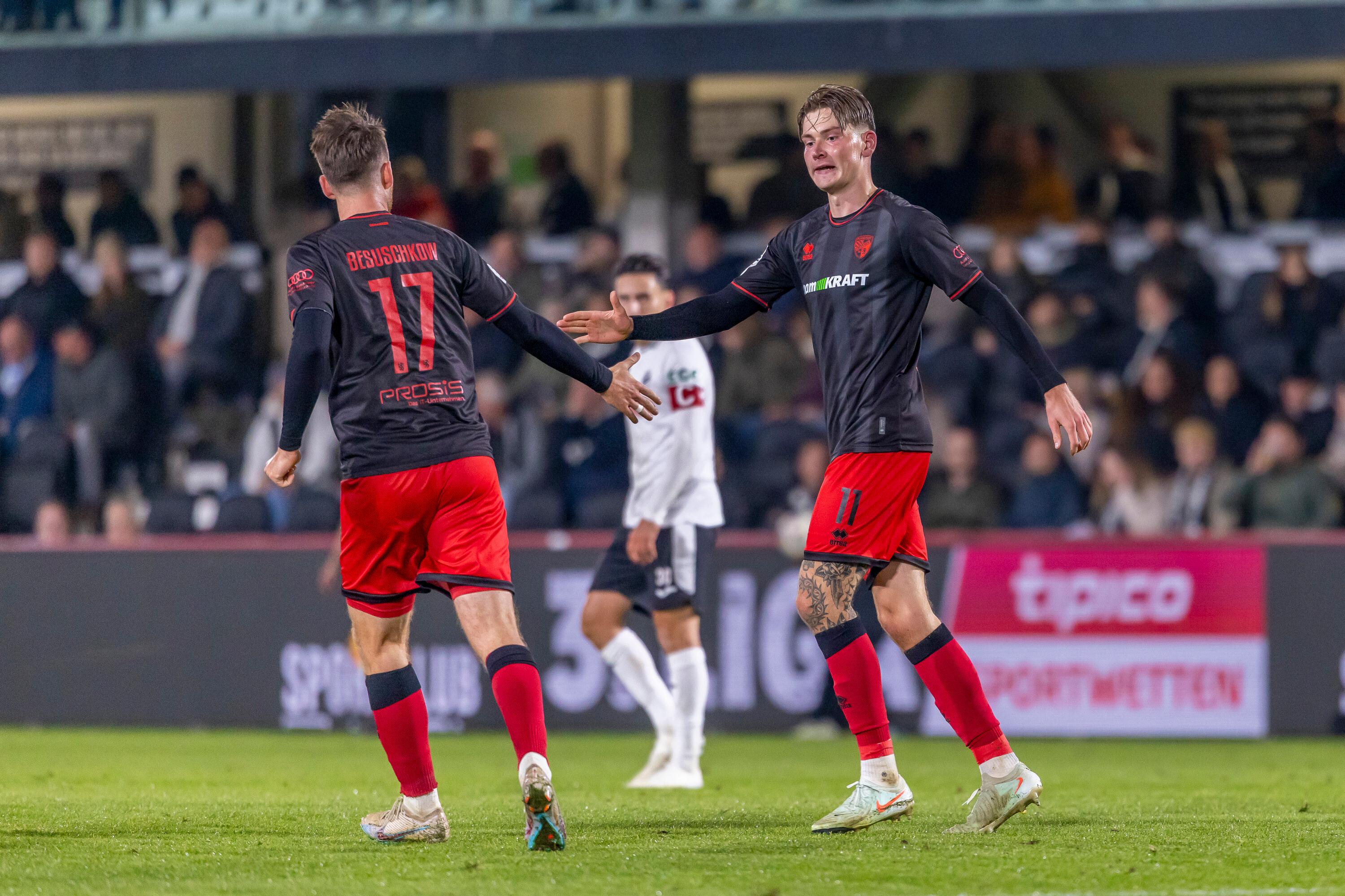 Torschütze Frederik Christensen (2. v.li) jubelt nach seinem Tor zum 1:1 mit Max Besuschkow