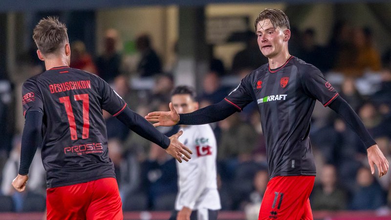 Torschütze Frederik Christensen (2. v.li) jubelt nach seinem Tor zum 1:1 mit Max Besuschkow | Bild: picture alliance / Fotostand | Fotostand / Schäfer Torschütze Frederik Christensen (2. v.li) jubelt nach seinem Tor zum 1:1 mit Max Besuschkow
