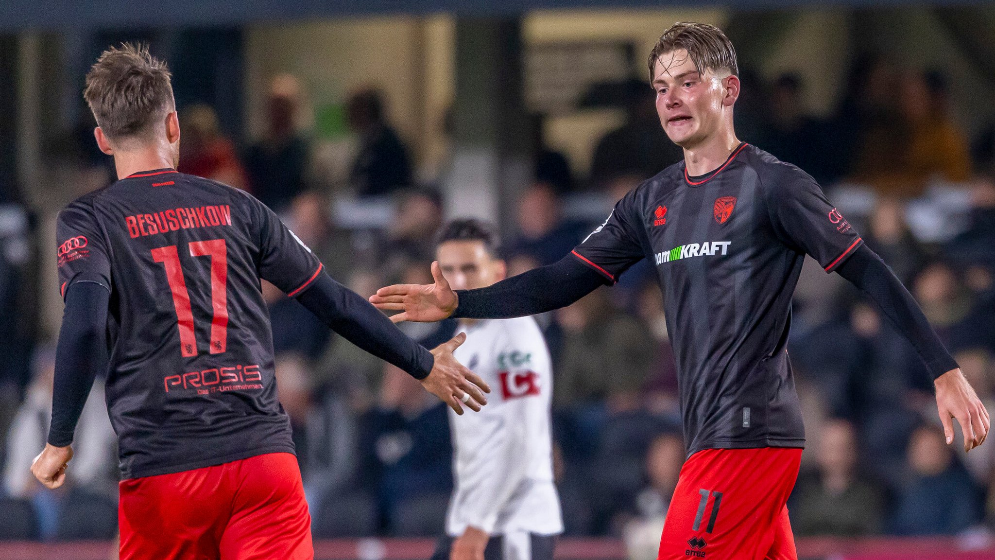Torschütze Frederik Christensen (2. v.li) jubelt nach seinem Tor zum 1:1 mit Max Besuschkow