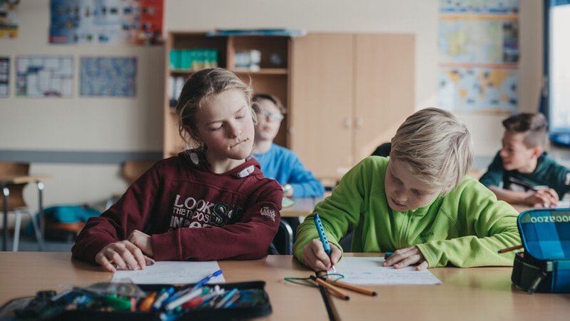 Ein Schüler schaut bei seinem Sitznachbarn ab. Unangekündigte Tests, sogenannte Exen, sind aus wissenschaftlicher Sicht nicht sinnvoll. | Bild: BR/Julia Müller Ein Schüler schaut bei seinem Sitznachbarn ab. Unangekündigte Tests, sogenannte Exen, sind aus wissenschaftlicher Sicht nicht sinnvoll.