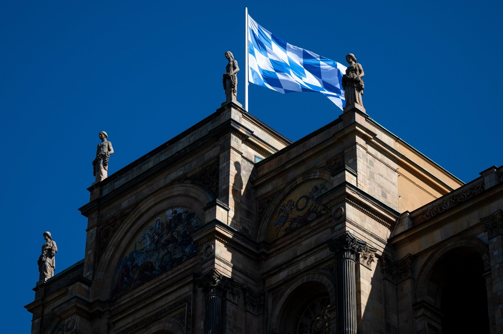 11.10.2023, Bayern, München: Eine Flagge Bayerns in den Landesfarben Weiß und Blau weht auf dem Maximilianeum, dem Sitz des Bayerischen Landtags. Foto: Sven Hoppe/dpa +++ dpa-Bildfunk +++