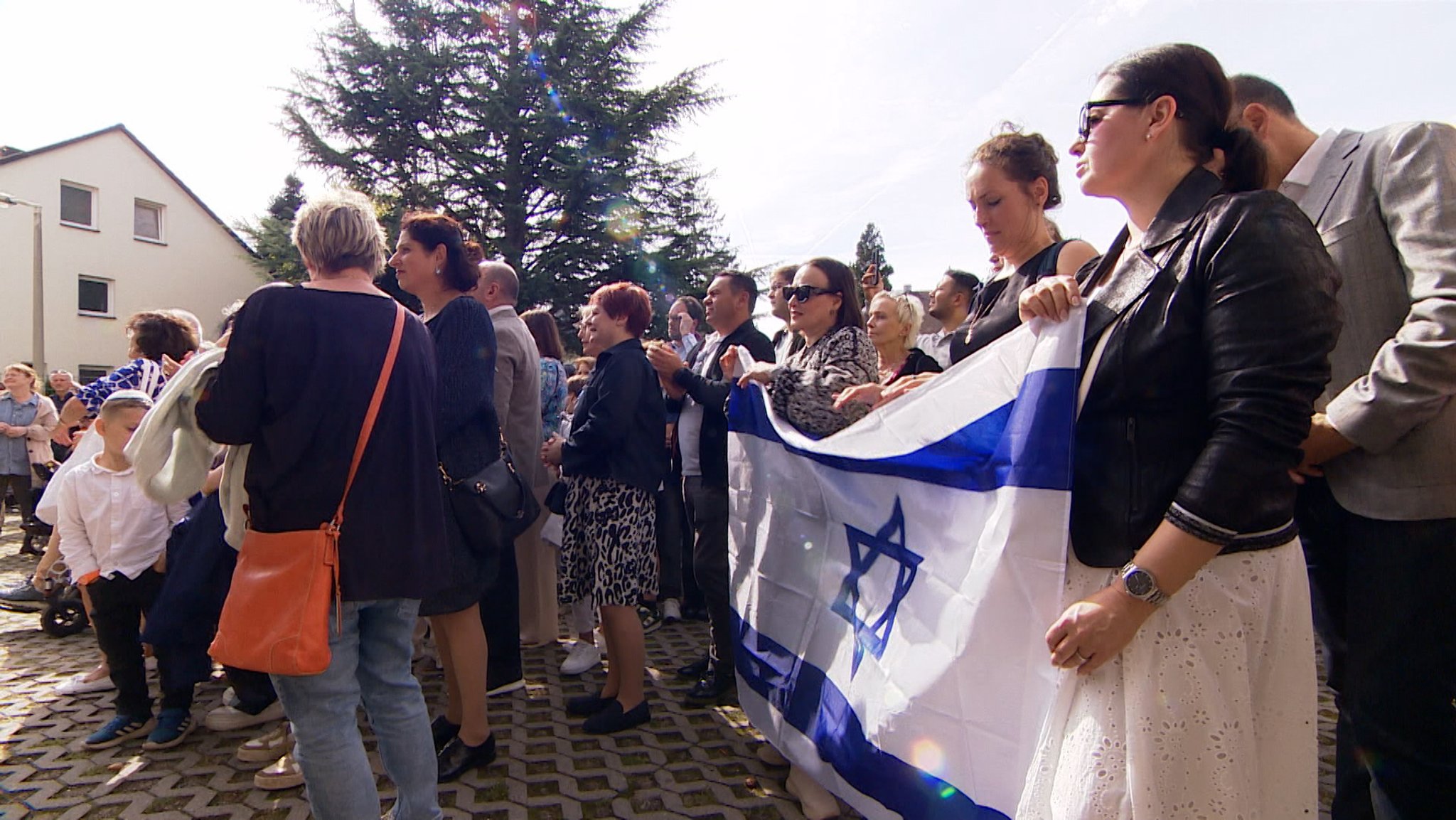 Hunderte Menschen haben sich in Nürnberg zu einer Menschenkette gegen Antisemitismus versammelt.
