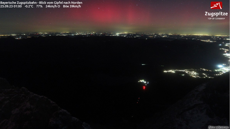Webcam auf der Zugspitze: Der Blick in Richtung Norden zeigt die Polarlichter über Bayern | Bild:zugspitze.de