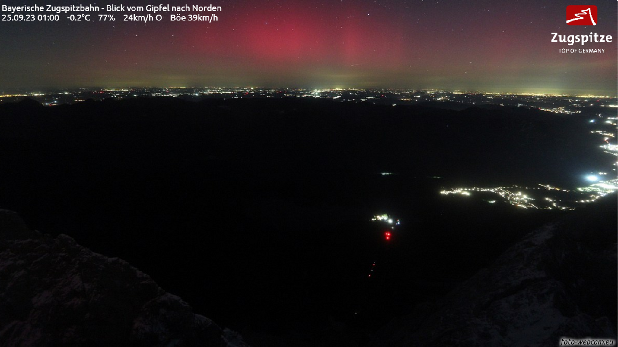 Polarlichter in Bayern gesichtet: Rotes Schimmern am Himmel