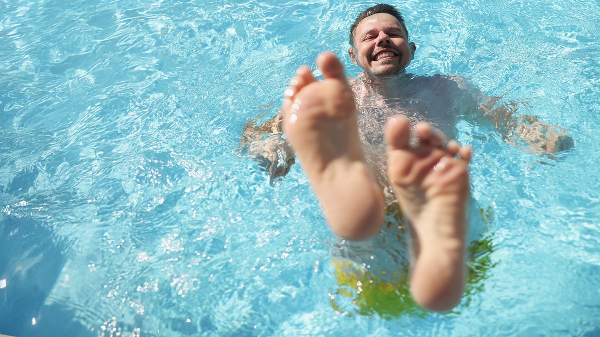 Warum müssen wir öfter pieseln, wenn wir im Wasser baden?