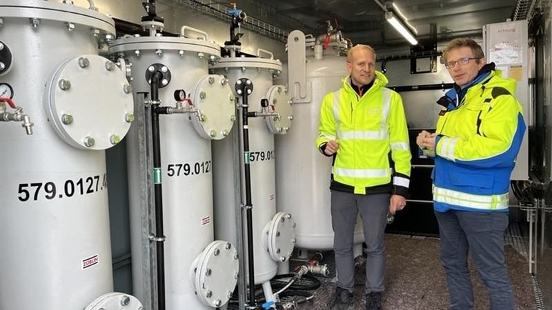 Zwei Männer stehen in einem Container vor Filteranlagen. | Bild: BR/Laura Fischer-Grun Zwei Männer stehen in einem Container vor Filteranlagen.