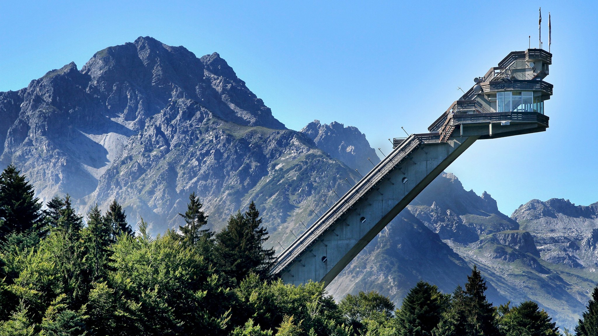 Heini-Klopfer-Skiflugschanze in Oberstdorf im Allgaeu am Freibergesee. Beim Umbau 2015