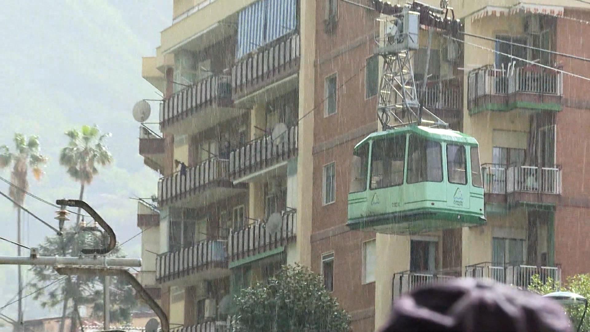 In der Nähe von Neapel ist nach einem Kabelriss eine Gondel ins Tal gerast und an einem Pfeiler in die Tiefe gestürzt. Dabei kamen gestern vier Menschen ums Leben