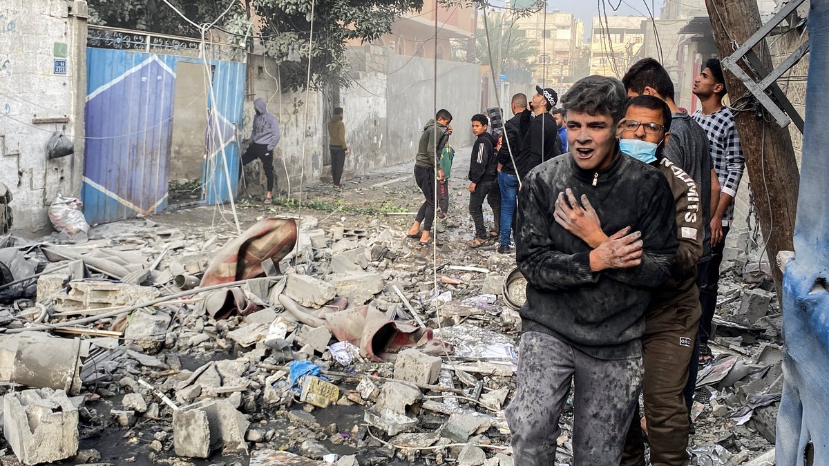 Palästinenser versuchen sich nach einem Angriff auf Rafah in Sicherheit zu bringen