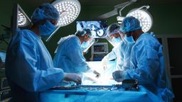 Ärzte bei einer Operation. | Bild:stock.adobe.com/ihorvsn