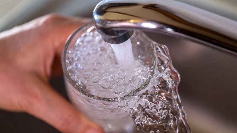 Trinkwasser läuft aus dem Wasserhahn in einer Küche | Bild: picture alliance | Bernd Feil Trinkwasser läuft aus dem Wasserhahn in einer Küche