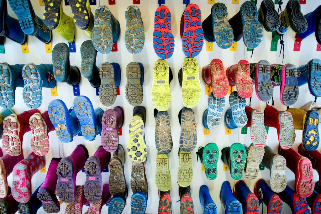 ARCHIV - 27.01.2014, Nordrhein-Westfalen, Essen: Gummistiefel hängen in einer Kindertageseinrichtung an einer Wand.  (zu dpa: «Grüne: Erzieherausbildung sollte kostenfrei und kürzer sein») Foto: Rolf Vennenbernd/dpa +++ dpa-Bildfunk +++