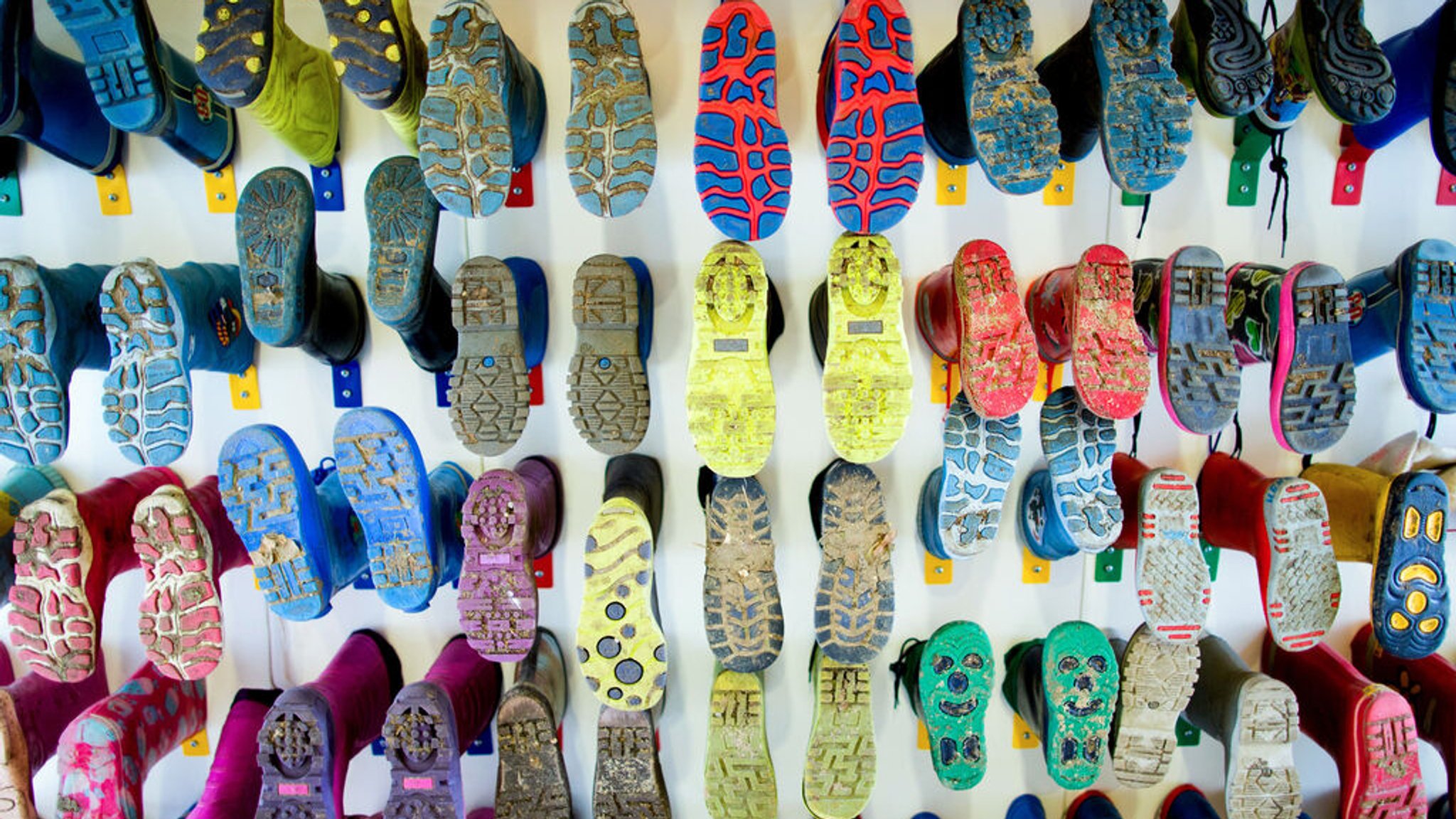 ARCHIV - 27.01.2014, Nordrhein-Westfalen, Essen: Gummistiefel hängen in einer Kindertageseinrichtung an einer Wand.  (zu dpa: «Grüne: Erzieherausbildung sollte kostenfrei und kürzer sein») Foto: Rolf Vennenbernd/dpa +++ dpa-Bildfunk +++
