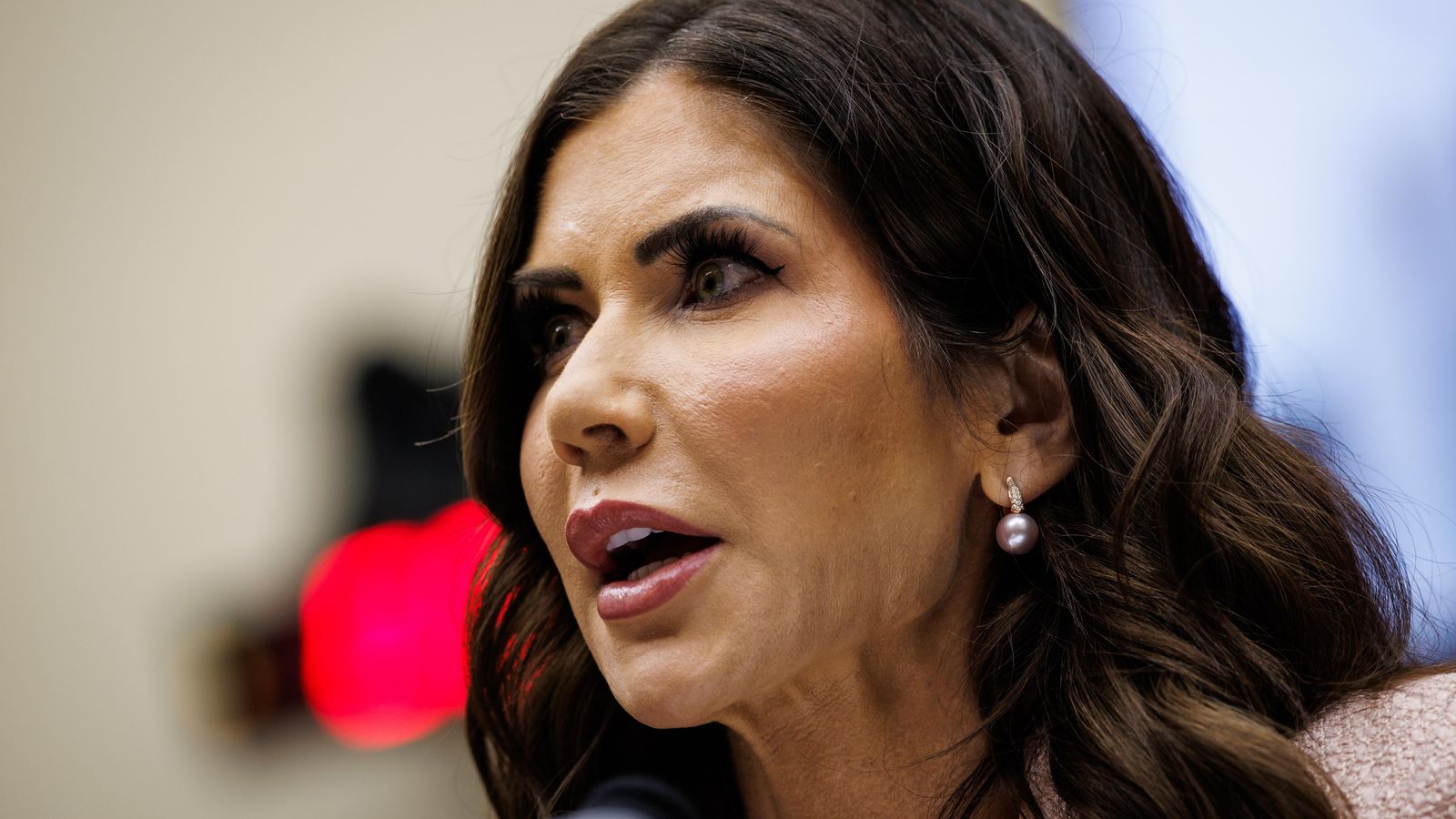 Trump entlässt umstrittene Heimatschutzministerin Noem - Bayerischer Rundfunk