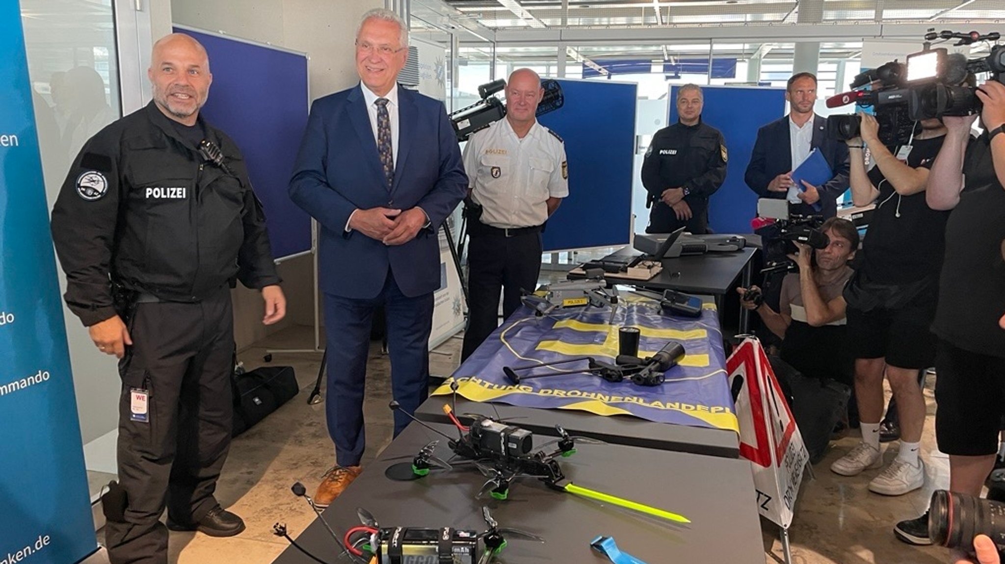Vorstellung der bayerischen Drohnenabwehr-Pläne am Nürnberger Flughafen.