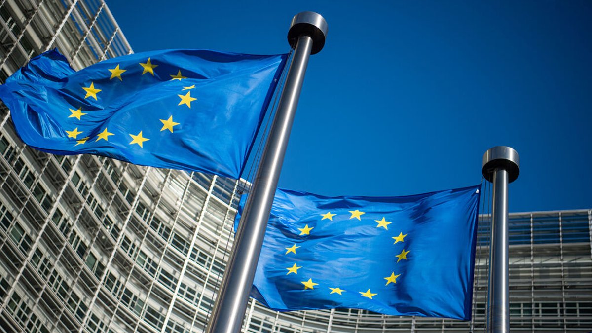 ARCHIV - 10.06.2019, Belgien, Brüssel: Flaggen der Europäischen Union wehen im Wind vor dem Berlaymont-Gebäude, dem Sitz der Europäischen Kommission. Scharfe Kritik aus Ländern wie Frankreich hat verhindert, dass eine US-Amerikanerin einen Spitzenjob in der EU-Kommission antritt. (zu dpa «Nach Kritik: US-Wirtschaftsexpertin verzichtet auf EU-Spitzenjob») Foto: Arne Immanuel Bänsch/dpa +++ dpa-Bildfunk +++