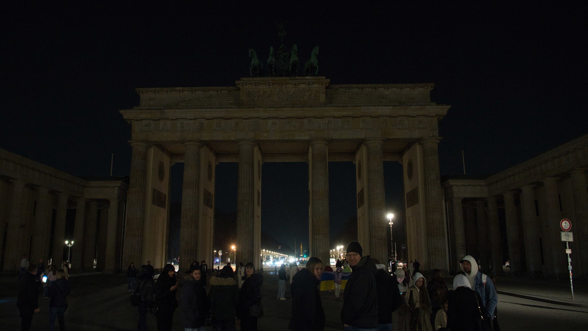 Licht aus für 60 Minuten am Brandenburger Tor in Berlin