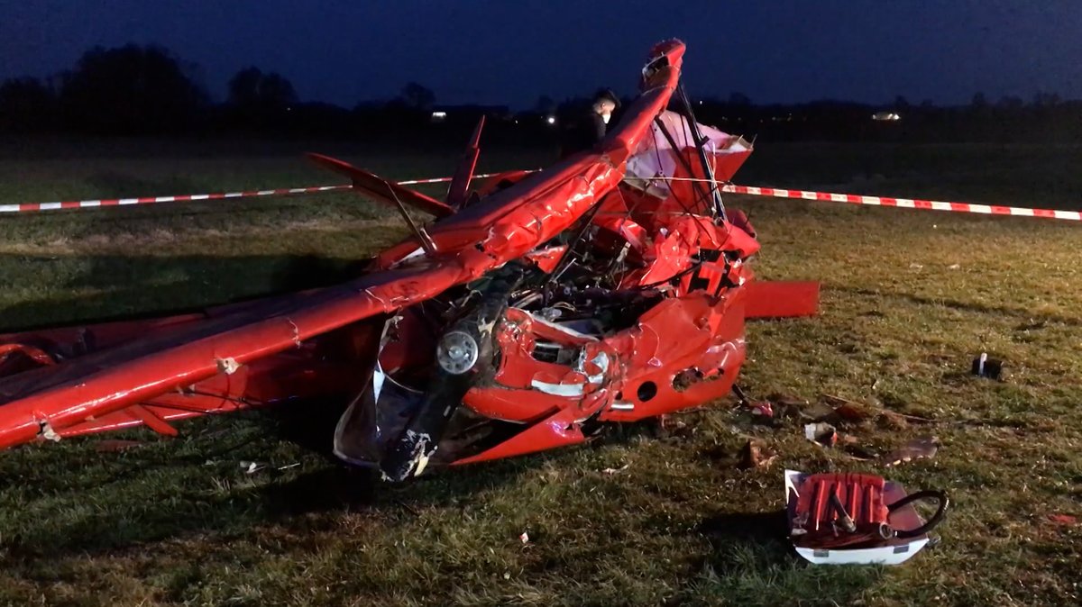Doppeldecker stürzt bei Günzburg ab - Pilot verletzt