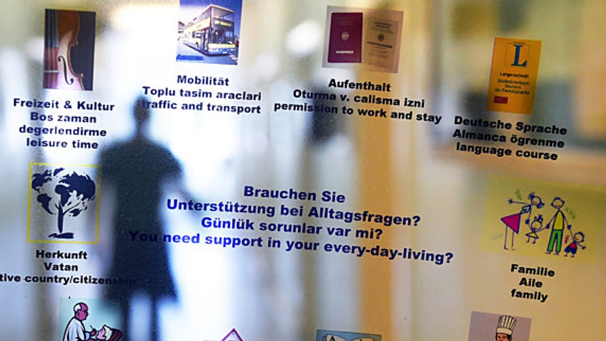 Blick durch eine Folie mit Hinweisen zur Unterstützung bei Alltagsfragen in deutscher, türkischer und englischer Sprache