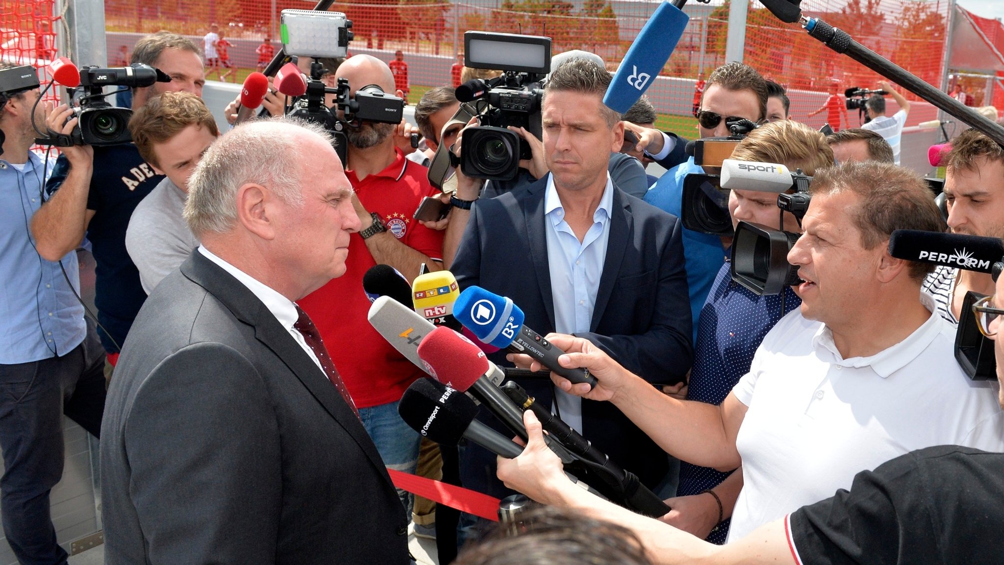 Uli Hoeneß in einer Medienrunde 