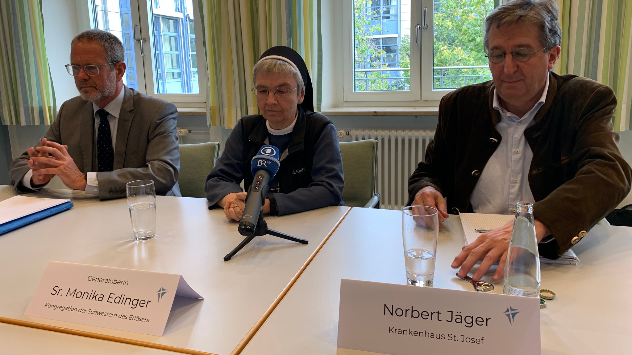 Generaloberin Schwester Monika Edinger, Norbert Jäger (re.) und Martin Stapper vom Krankenhaus St. Josef(li.) 