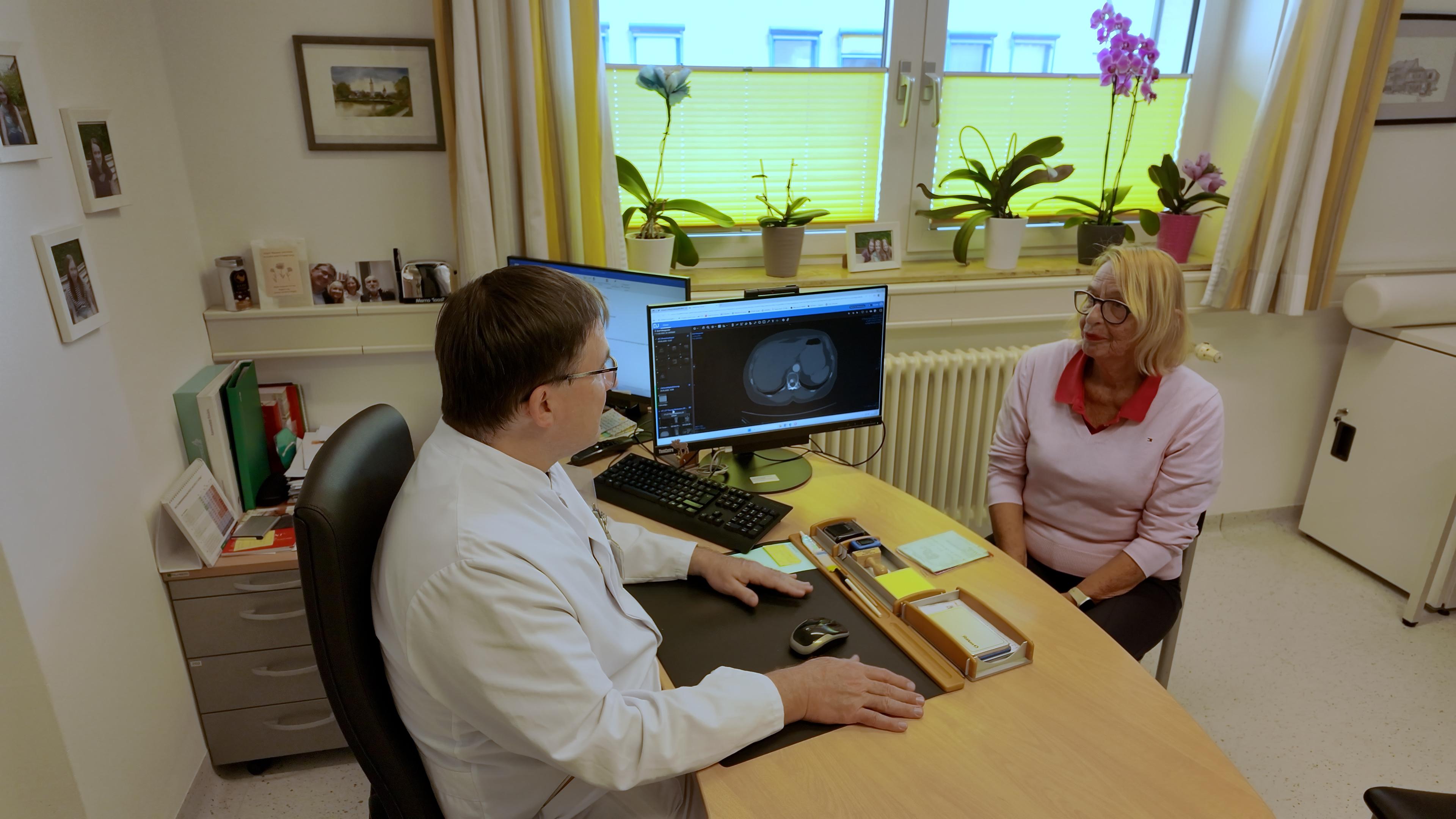 Lungenkrebs-Patientin im Behandlungszimmer mit Arzt