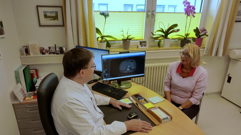 Lungenkrebs-Patientin im Behandlungszimmer mit Arzt | Bild: BR / Tom Gebhardt Lungenkrebs-Patientin im Behandlungszimmer mit Arzt