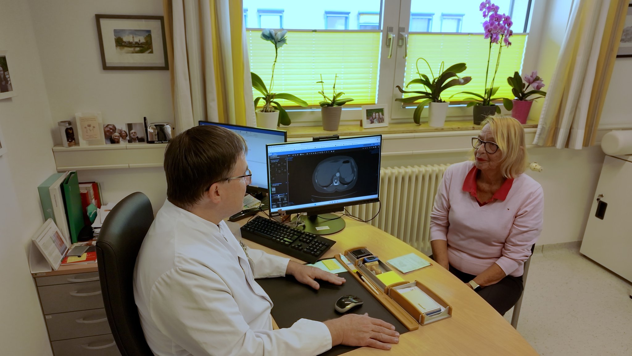 Lungenkrebs-Patientin im Behandlungszimmer mit Arzt | Bild: BR / Tom Gebhardt Lungenkrebs-Patientin im Behandlungszimmer mit Arzt