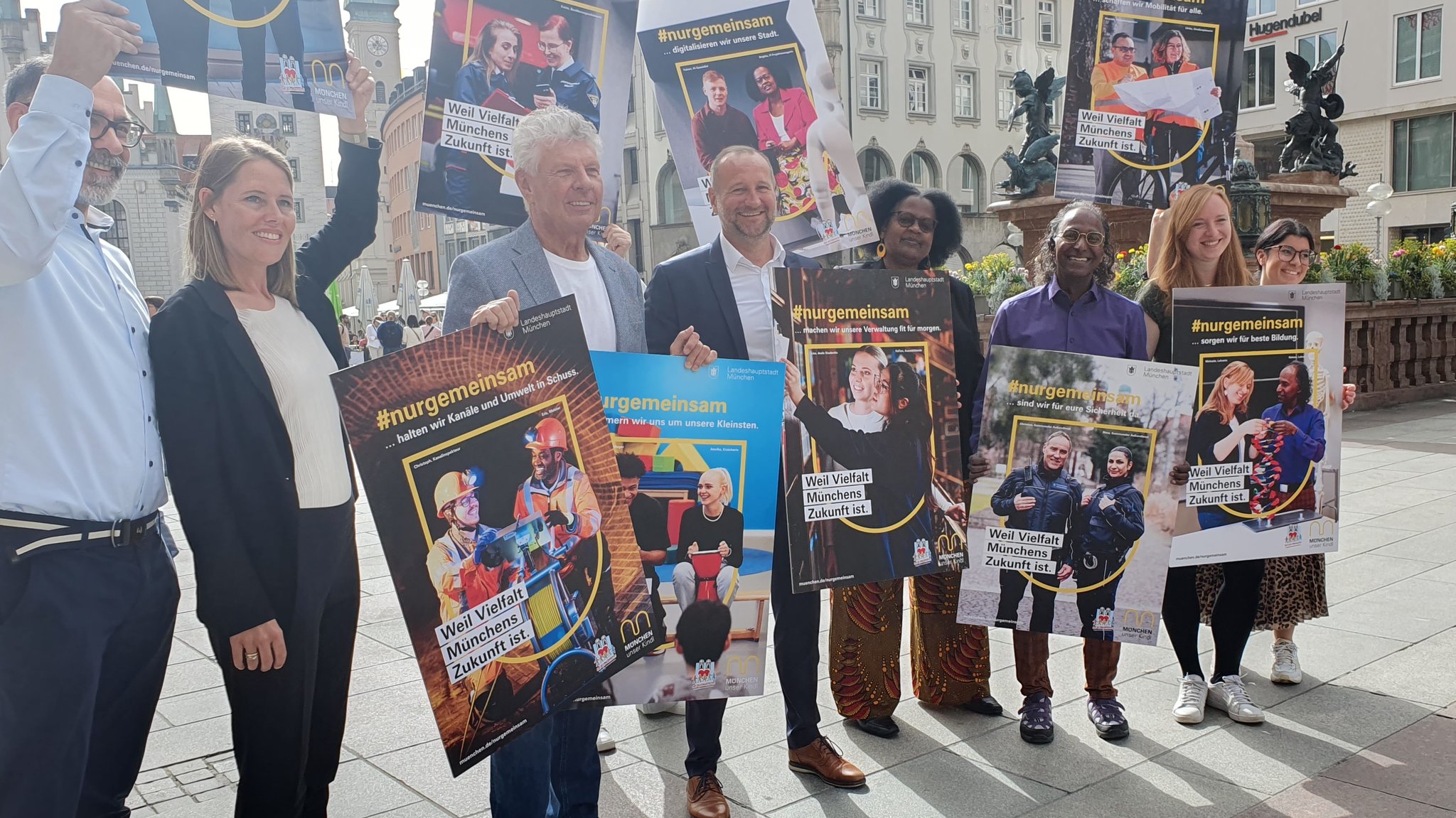 Mit Plakaten für eine offene Gesellschaft in München