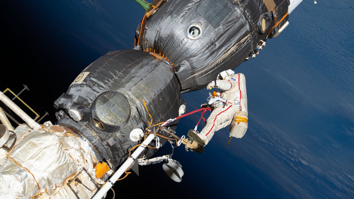 Kosmonaut Oleg Kononeko untersucht das Leck am Sojus-Raumschiff