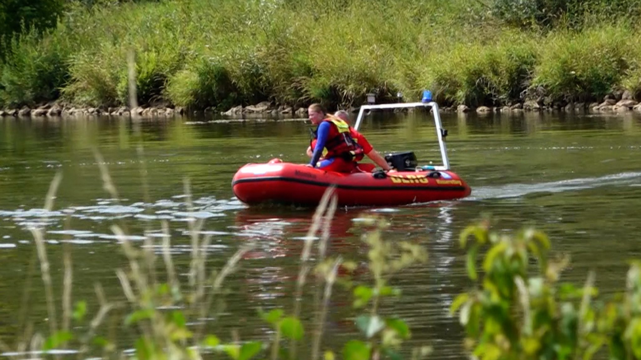 Boot der Wasserwacht am Main bei Suche nach Vermisstem 
