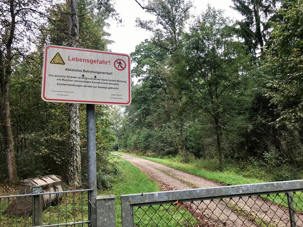Warnschild am Zaun rund um die ehemalige Heeresmunitionsanstalt in Feucht